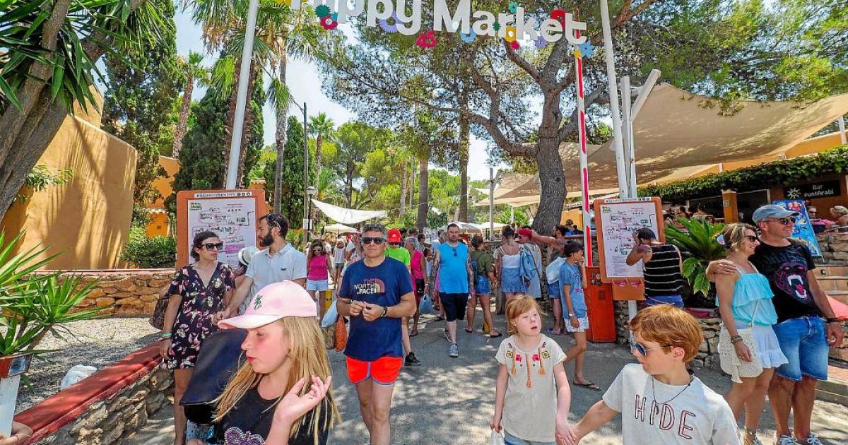 El Hippy Market de Punta Arabí cumple 45 años en plena forma