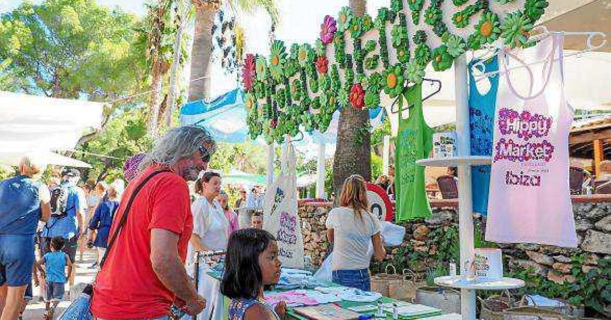 El Hippy Market de Punta Arabí inaugura hoy su 45º temporada como reflejo de la Ibiza más auténtica