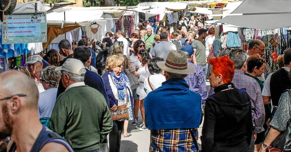 El Hippy Market de Punta Arabí muestra músculo en su primer día