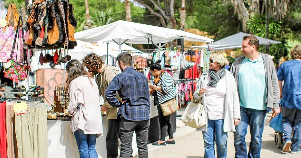 El Hippy Market de Punta Arabí abre contra el viento