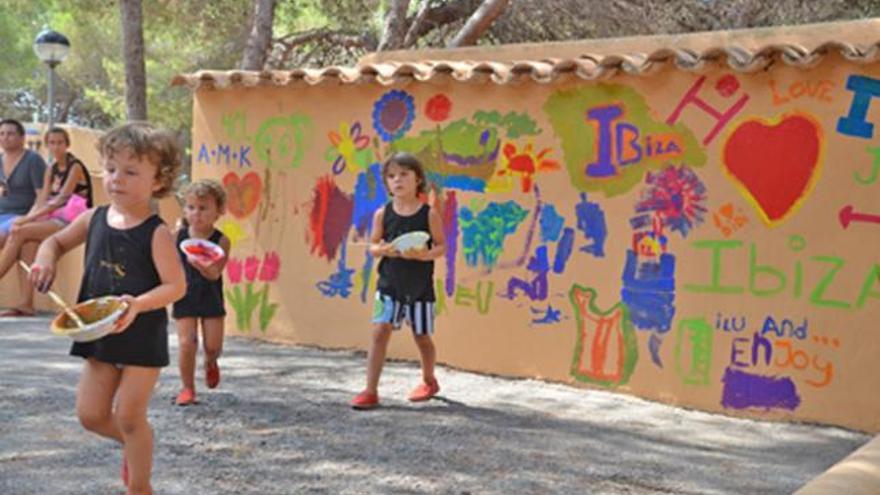 Una jornada para la creatividad infantil en el mercadillo de es Canar